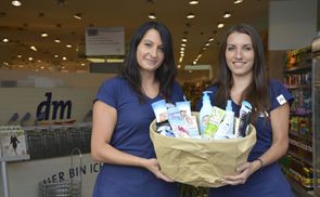 Drogierekette dm verkauft Willkommenspakete für Flüchtlinge