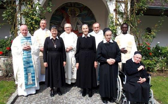 Zelebranten:  P. Andreas Kolm, P. Albert Dückelmann, Univ.-Prof. em Josef Weismayer, P. Alois Mühlbachler, P. David Lubuulha  Schwestern: Priorin Sr. Hanna Jurman, Sr. Christa Ritzer, Sr. Kolomana Aichmair, Sr. Ulrike Auer