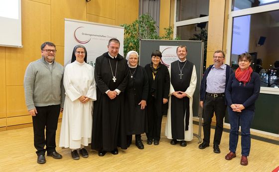 Der neue Vorstand (v. l.): .):  P. Siegfried Kettner, Sr. Franziska Madl, Erzabt Korbinian Birnbacher, Sr. Cordula Kreinecker, Sr. Susanne Krendelsberger, Abt Reinhold Dessl, P. Stephan Dähler, Sr. Hemma Jaschke.