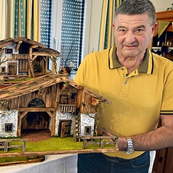 Franz Lehner mit Krippen des heurigen Jahres. 