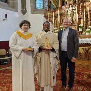 Als Dank für den liturgischen Dienst überreichte DI Stefan Reichl Osterpinzen an die den Gottesdiensten Vorstehenden