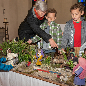 Aufbau der Osterkrippe durch Barbara Jakober mit ihren Enkelkindern Maria, Marcel und Martin