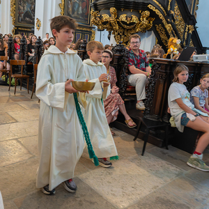 Kirchdorfer Minis bringen Gaben zum Altar