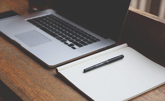 Schreibtisch mit Notebook