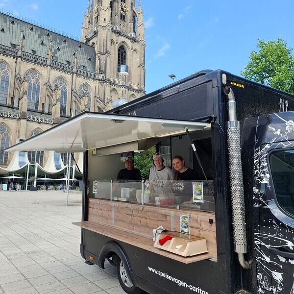 Jeden Mittwoch um die Mittagszeit macht der Speisewagen der Caritas Oberösterreich Station am Domplatz vor dem Mariendom in Linz.