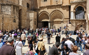 Pilger vor der Grabeskirche in Jerusalem