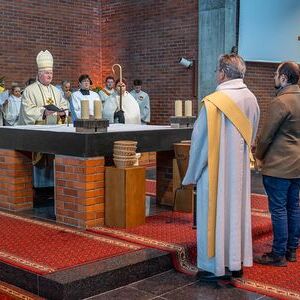 Pfarrer Janusz Zaba, Pastoralvorstand Christian Landl und Verwaltungsvorstand Christoph Ott wurden von Bischof Manfred Scheuer in ihr Amt eingeführt.