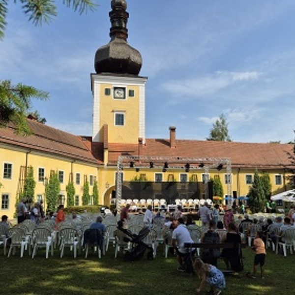 Pfarrfest mit Festgottesdienst im Schlosshof
