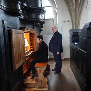 Michaela Aigner an der Metzler-Orgel
