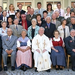 Pater Siegfried Schöndorfer mit den Jubelpaaren
