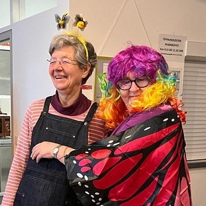 zwei Fschingsnärrinnen - beide Schmetterling