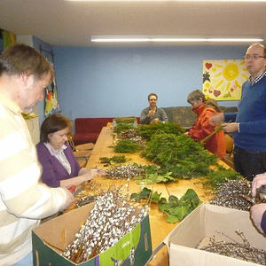 Palmbesen binden im Pfarrhof