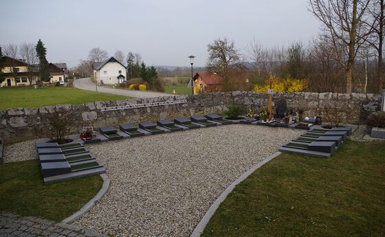 Urnenerdgrabanlage, Manfred Schöller und Beatrix Kaufmann, 2018