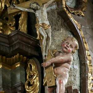 Detail von der Kanzel: Engel mit dem Kruzifix, symbolisiert das Neue Testament