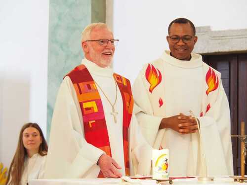 Firmspender Klaus Dopler mit Pfarrvikar Paulinus