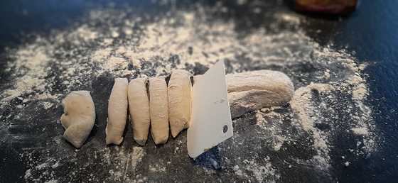 Den Teig in gleiche Stücke teilen. / © Helga Eder Den Teig in gleiche Stücke teilen.