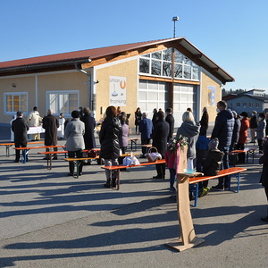 Am Vorplatz der Mehrzweckhalle