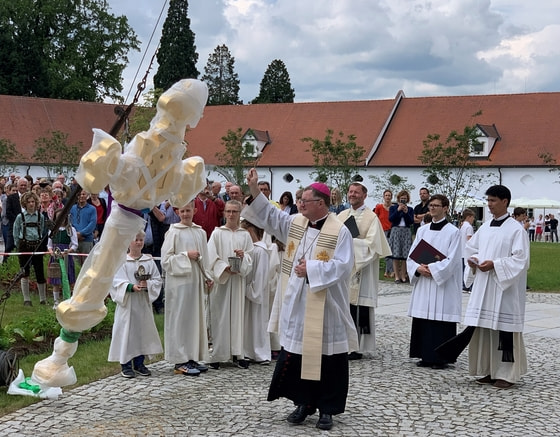 Bischof Manfred Scheuer segnet das renovierte Turmkreuz