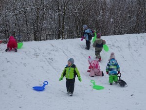 Wir genießen den Schnee im Garten!