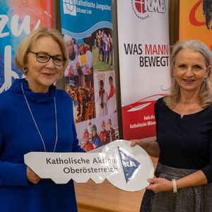 Maria Hasibeder (l.) übergab das Amt der Präsidentin an Gabriele Hofer-Stelzhammer. 