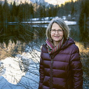 Vor welchem Weiher steht Brigitte Gruber-Aichberger?