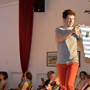 MODENSCHAU und Informationen über ökologisch und fair hergestellte Kleidung 