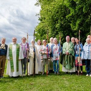Gruppenfoto des Visitations-Team und der Träger:innen der Pilgerstäbe.