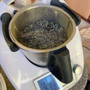 getrocknete Kräuter werden gemahlen