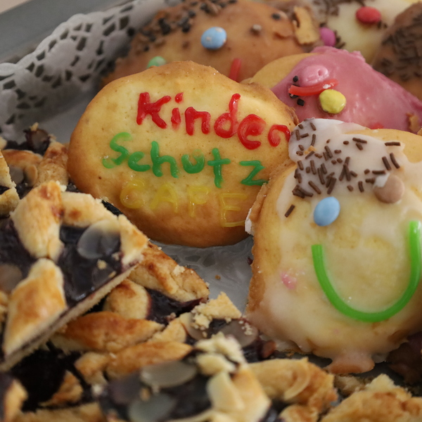 Kuchen und Kekse beim Kinderschutzcafé