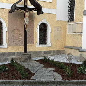 Bepflanzug um die Kirche