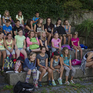  Ein umgebautes, ehemaliges Bauernhaus auf einer Alm in Weyer war die Herberge für 30 Jungscharkinder. Acht Kinder unserer Pfarre verbrachten mit Mädchen und Buben der Pfarre Scharnstein eine erlebnisreiche Woche: Lagerleiter Matthias Holzinger übern