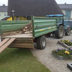 Großmaschinen: 2 Traktoren mit Kipper