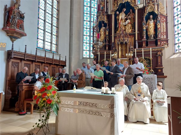 Blick in den Altarraum beim Gottesdienst zum Vatertag