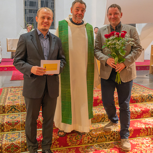 Dankefest Pfarre Kirchdorf an der Krems, Bild vlnr: Jakob Haijes - Pfarrgemeindratsobmann und Pfarrer P. Severin Kranabitl danken dem scheidenden Pfarrverwalter Günter Wolfinger