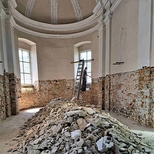 Rote Heuschrecke hilft