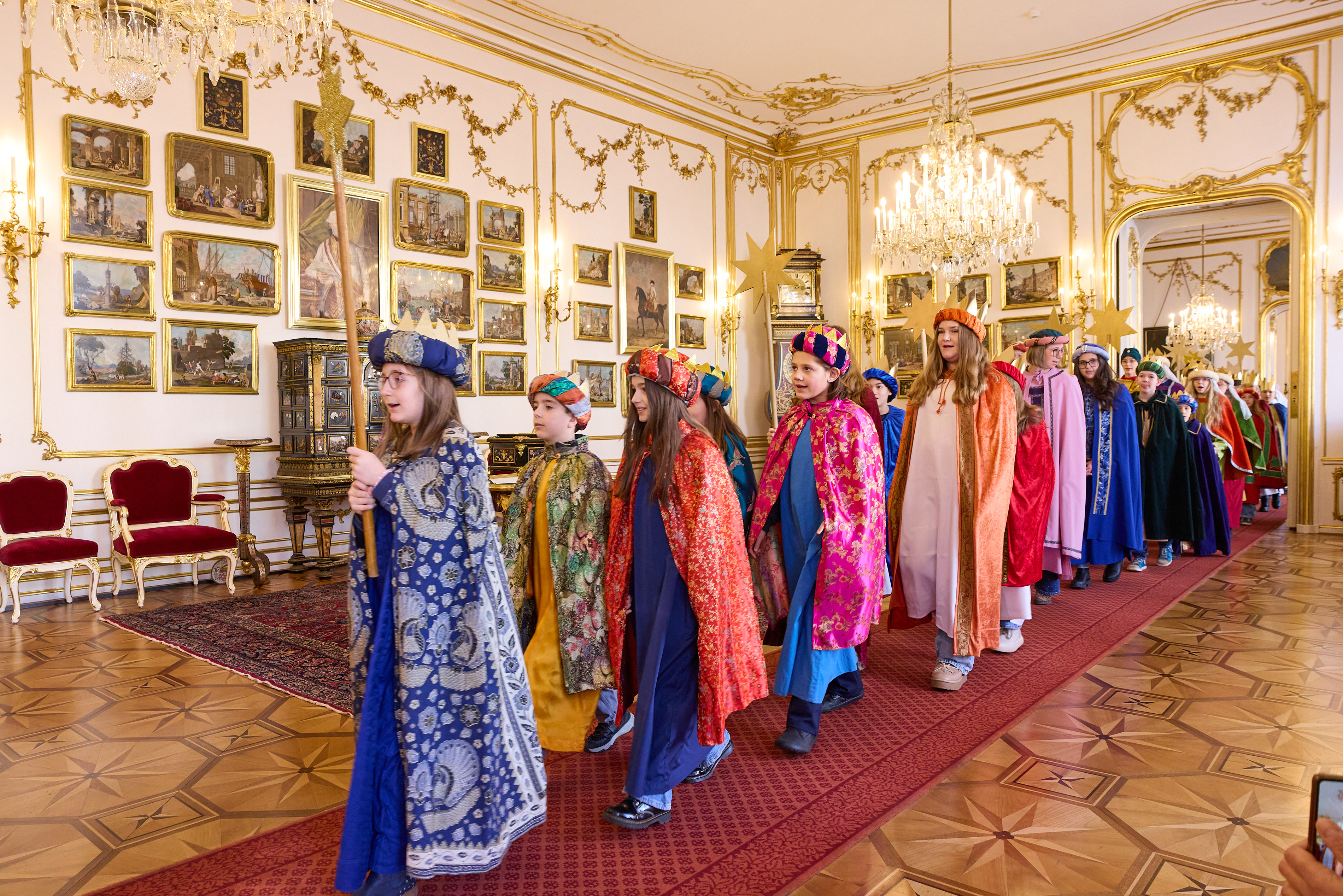 Einzug der Sternsinger*innen aus ganz Österreich und Südtirol in den Spiegelsaal