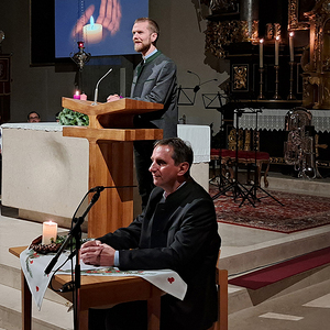 Pfarrer Christoph Buchinger und Moderator Alexander Schmid