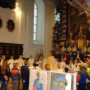 Die Kinder stehen im Kreis und singen das 'Vater Unser'                              