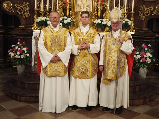V. l.: Abt Mag. Martin Felhofer, Neupriester H. Mag. Vitus Stefan Glira und Bischof Dr. Manfred Scheuer.   