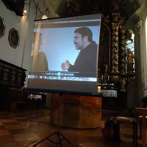 Multimedia: Einblick in Gespräche der Eltern.                               