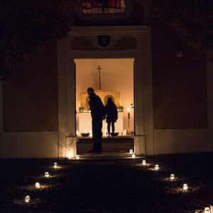 Nacht der 1000 Lichter erstmals auch in in der Pfarre Kirchdorf/Krems. Der Lichterweg begann am Kirchenplatz und führte durch die Kirche. Dort gab es mehrere Impuls-Stationen: Genussmeditation, Namensbänke wie Glaubensbank, Kraftbank, Gott-Sei-Dank-B