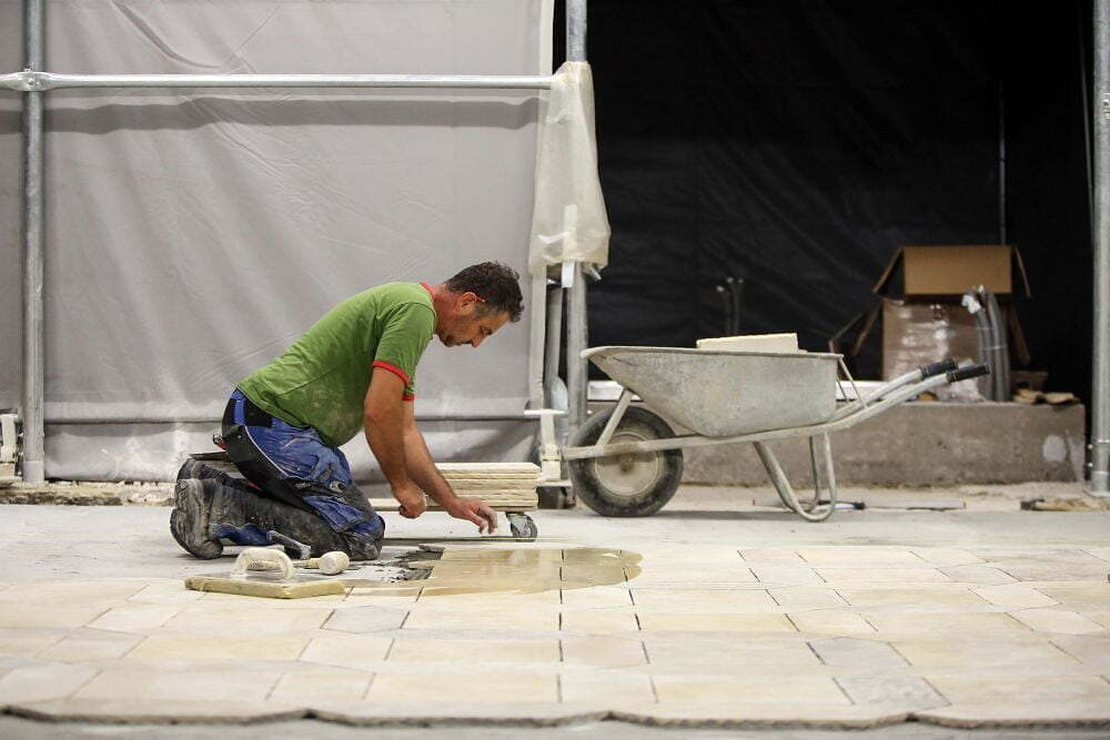 Verlegung des neuen Bodens im Mariendom