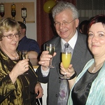 Pater Siegfried Schöndorfer freut sich mit den Pfarrgemeinderatsmitgliedern über die gelungene Ballnacht.