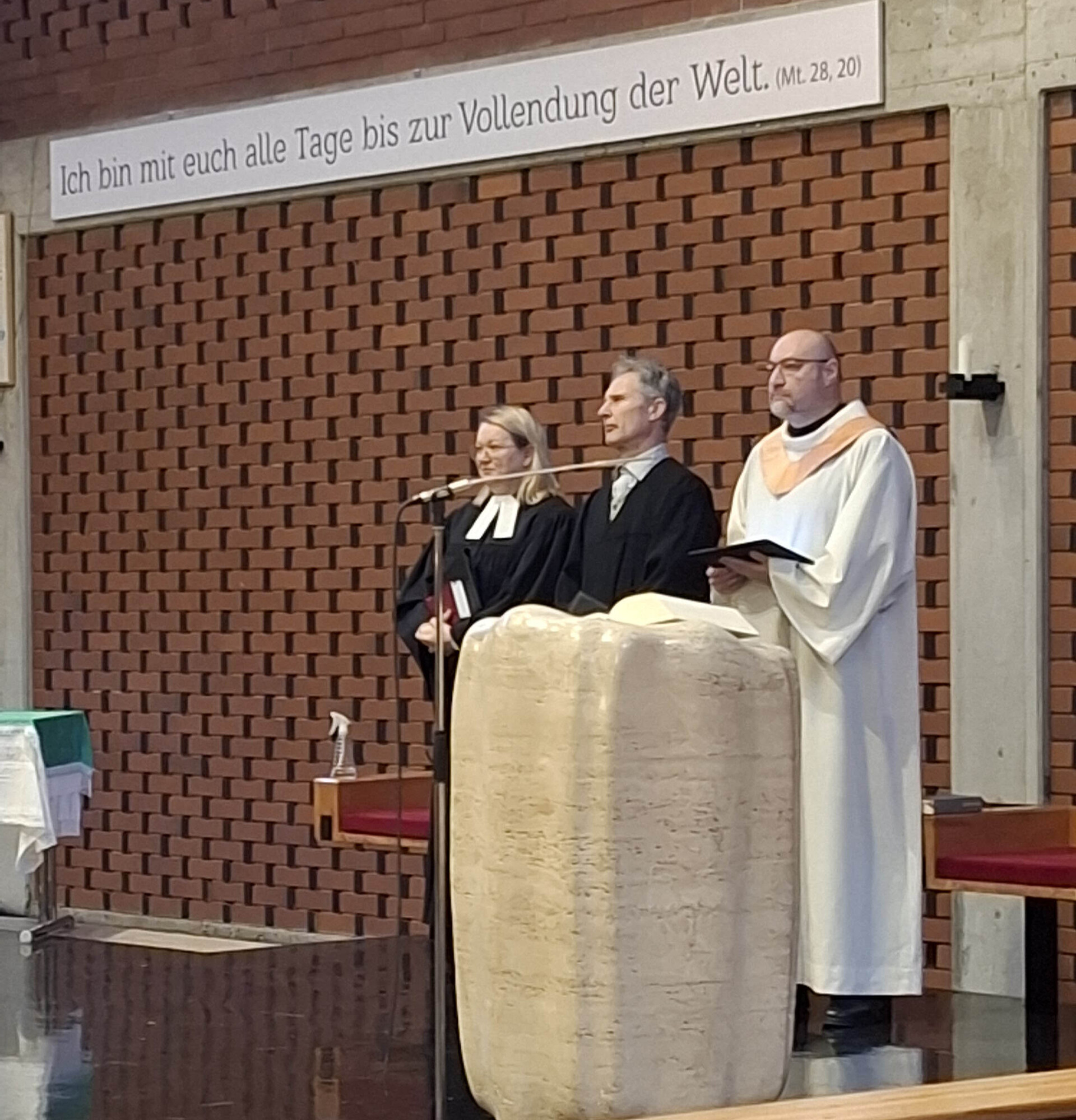 Ediana Kumpfmüller, Fritz Wasmeier, Markus Peböck im Altarraum