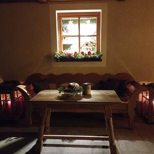 Strahlende Fensterkrippe