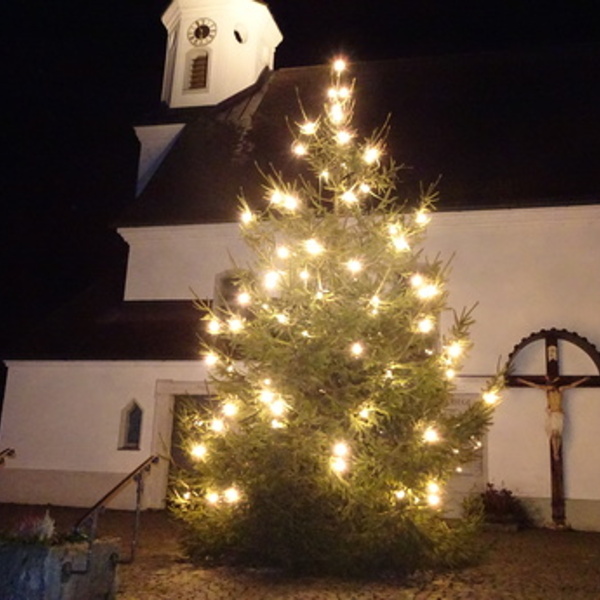 Christaum vor Kirche erstrahlt in hellem Glanz