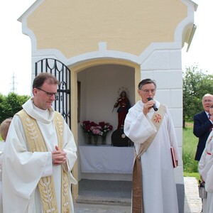 Diakon Hans Reindl erläutert, warum die Laherkapelle im Zuge der Generalsanierung angehoben wurde.
