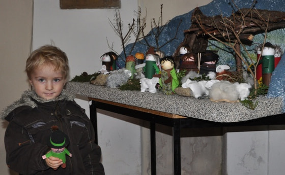  Zur Krippe werden Hirten und Sterne gebracht