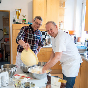 Thomas Markowetz beim Guglhupfbacken