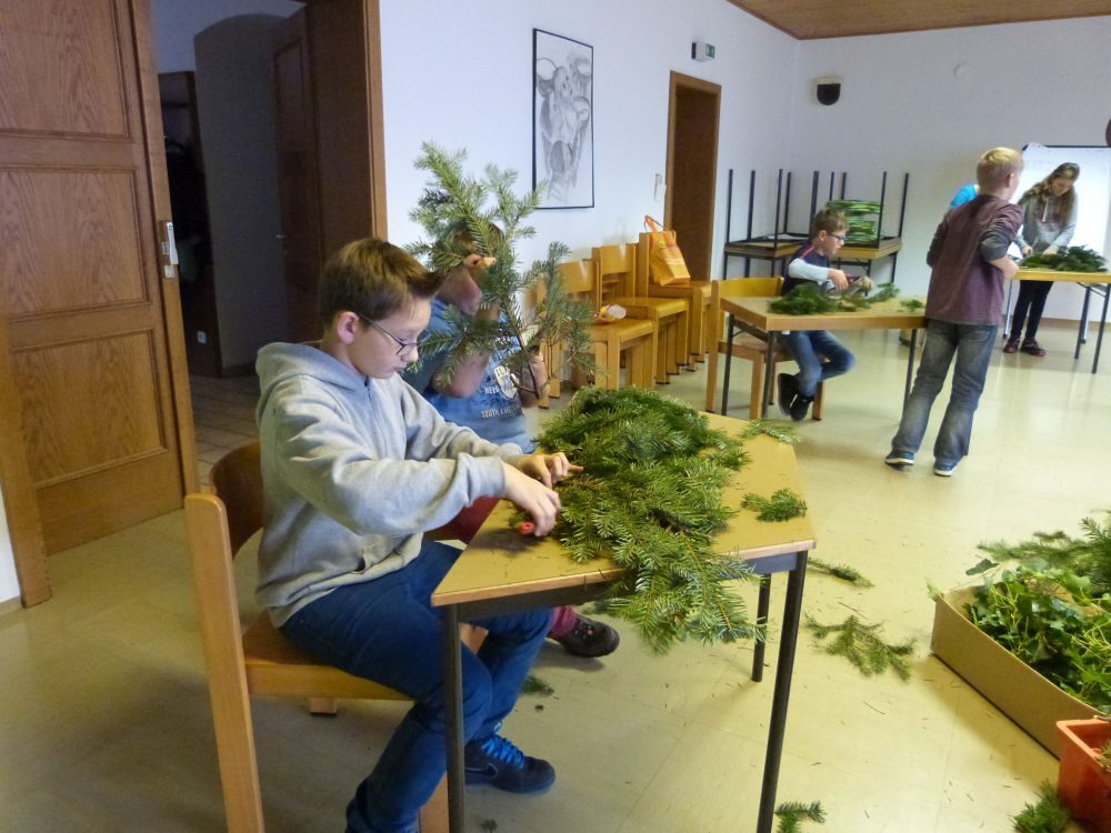 Adventkranzbinden mit den Firmlingen